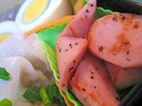 お弁当に。魚肉ソーセージのブラックペッパー焼き